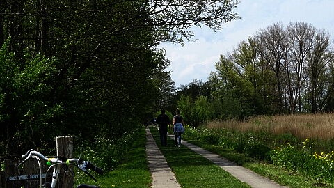 2 wandelaars op de Nieuweweg bij Tienhoven