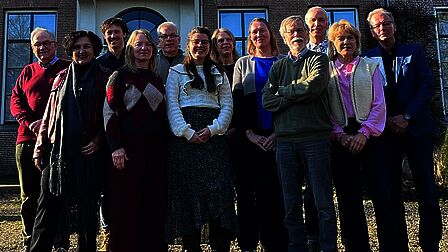 Van links naar rechts: Anthony Tom, Lieve Vukanić, Stephan Verhulst, Doris Schmutzhart, Walther Kloet, Julie van den Wildenberg, Monica Ketting, Katheleine Koornstra, Hans van Loenhoud, Ruud Groot, Heleen van Benthem, Rob Meijers.   Niet op de foto: Gertrud Topper en Roel Lichtenberg, Maarten van Hasselt, Sandro Vlug, Jan Nuesink, Jojanneke Clarijs, Marck Vrieling.
