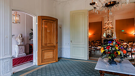 Elegante kamer met kroonluchter