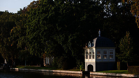 Theekoepel gezien vanaf de Vecht